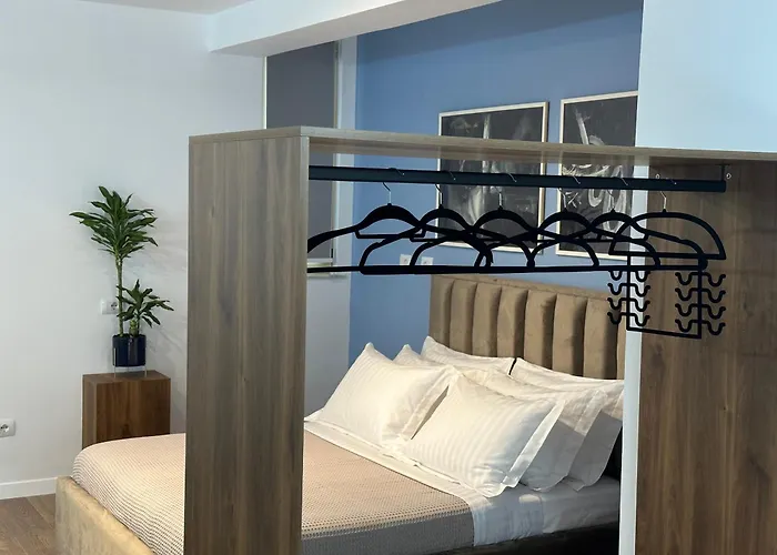 Scandinavian Al Τίρανα